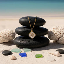 Pretty Flower Pendant Necklace