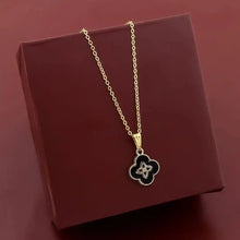 Pretty Flower Pendant Necklace